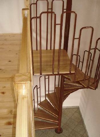 Pogled odozgo na podest i ogradu spiralnog stepeništa